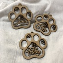 L23-325 Huella de perrito calada con copos de nieve y nombre personalizado 9cm