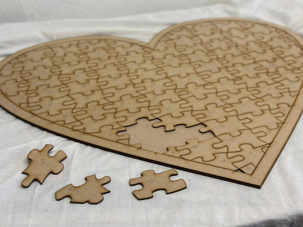 L28-008  Corazón con 70(aprox.) piezas 59x75cm MDF3mm para registro de firmas de BODA