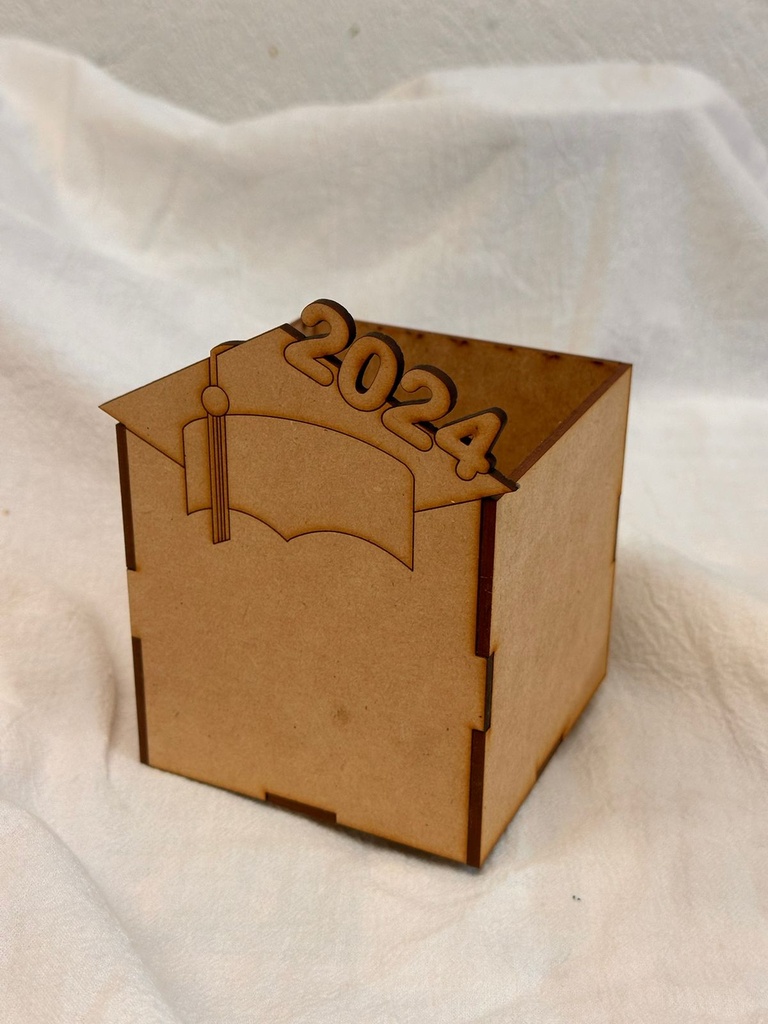 L20-011 Caja 10x10x10 con birrete grabado en parte de adelante