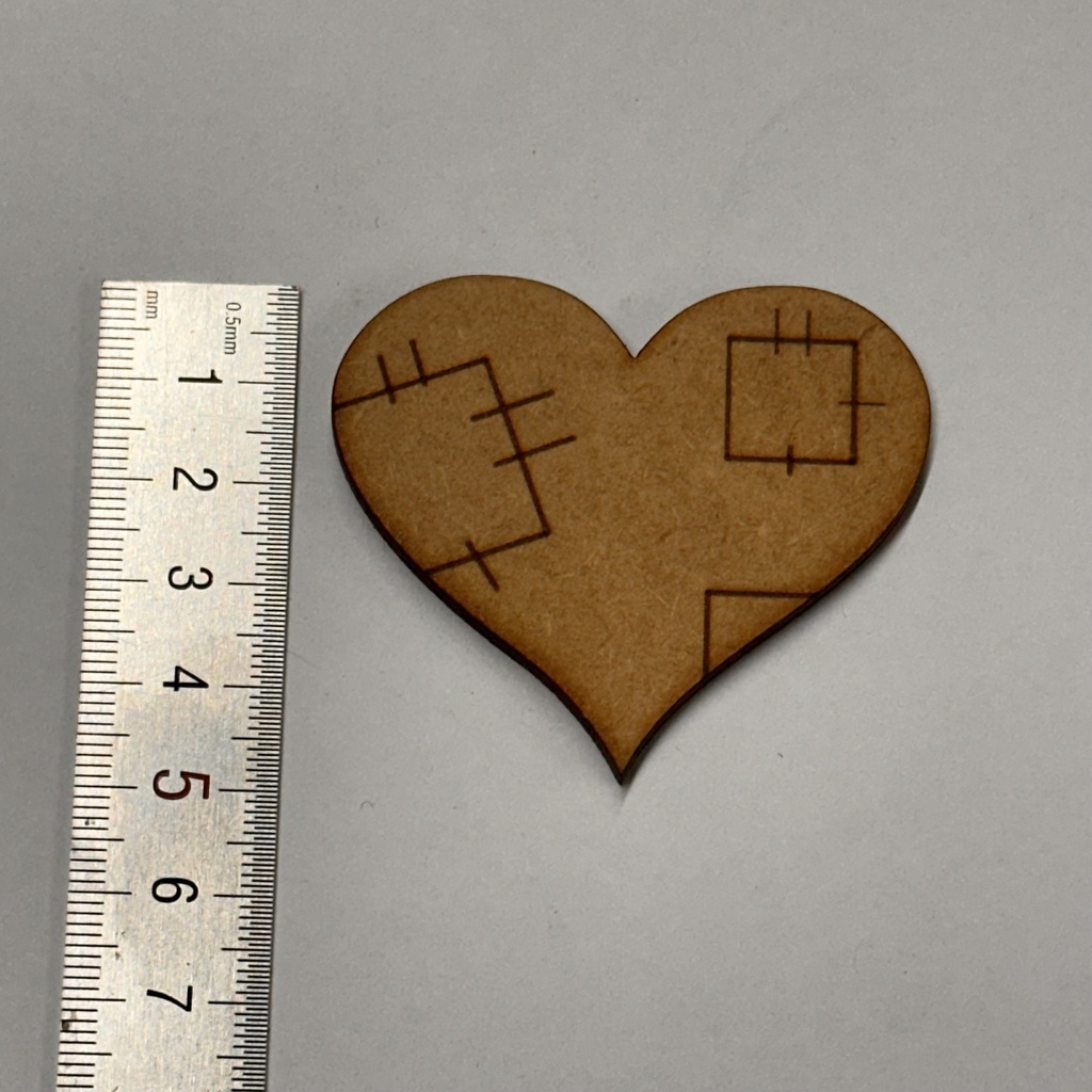 L1-013 Corazon con parches 5x5cm.