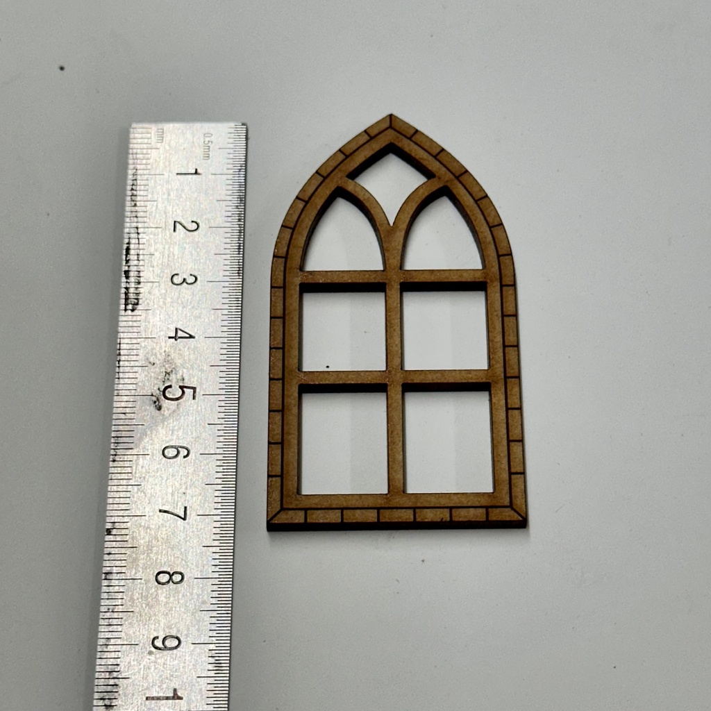 L34-076 Ventana calada 17 arriba pico 7x4cm