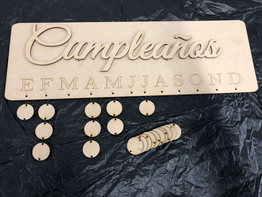 L16-027 Organizador de Cumpleanos 48x16cm 3mm (palabra y 20 circulos)