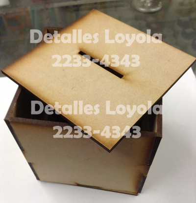 L20-008b Caja 10x10x10cm con tapa de poner/ ranura de alcancía 