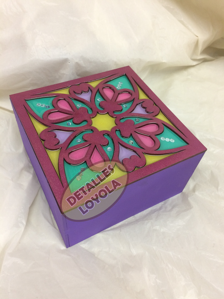 L20-013g Caja 15x15x8 con tapa calada vitral 2 (corazones)