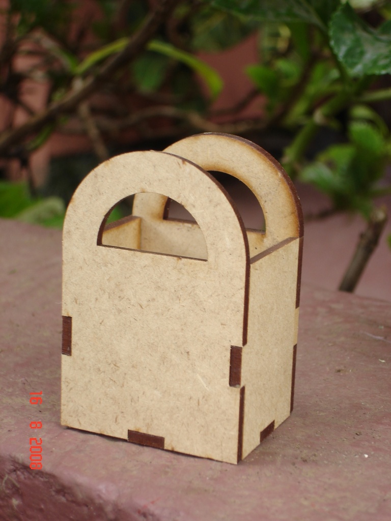 L20-032 Caja con agarradera 7x6x9