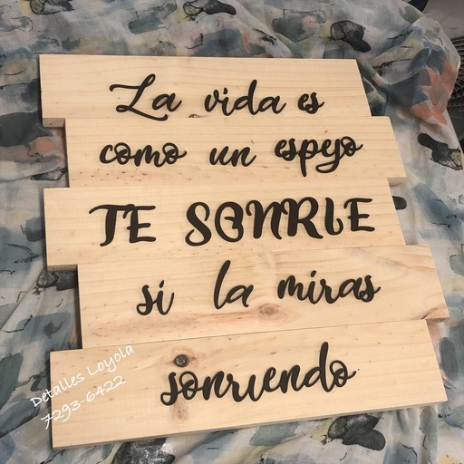 Rótulo en pino: La vida es como un espejo, te sonríe si la miras sonriendo 45x45cm