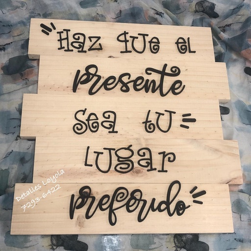 Rótulo en pino: Haz que el presente sea tu lugar favorito 45x45cm