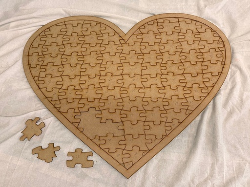 L28-008  Corazón rompecabezas con 70(aprox.) piezas 59x75cm MDF3mm para registro de firmas de BODA