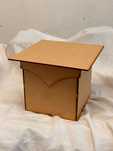 L20-138 Caja 15x15x15 con tapa estilo birrete de graduación