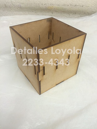 [L20-008f] L20-008f Caja 10x10x10cm con huecos para cinta (sin tapa)