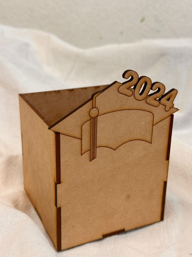 [L20-011] L20-011 Caja 10x10x10 con birrete grabado en parte de adelante