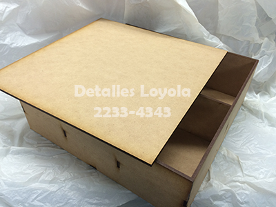 [L20-060a] L20-060a Caja 20x20x9cm con tapa de poner con 4 divisiones