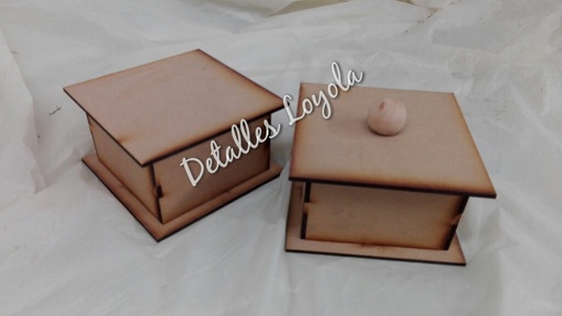 [L20-095] L20-095 Caja 10x10x6cm 3mm con base y tapa salidas